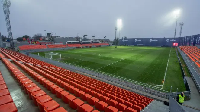 Vista del estadio Cerro del Espino de Majadahonda desde la grada, con el césped, las porterías y las gradas vacías.