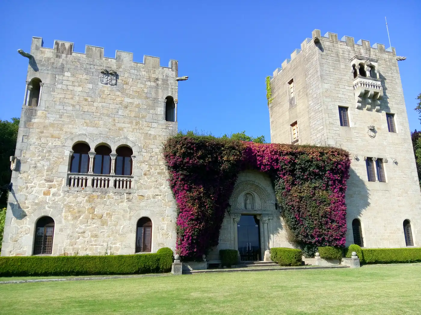 Fachada principal del Pazo de Meirás, edificio de piedra de estilo señorial con torres, en Sada (A Coruña)