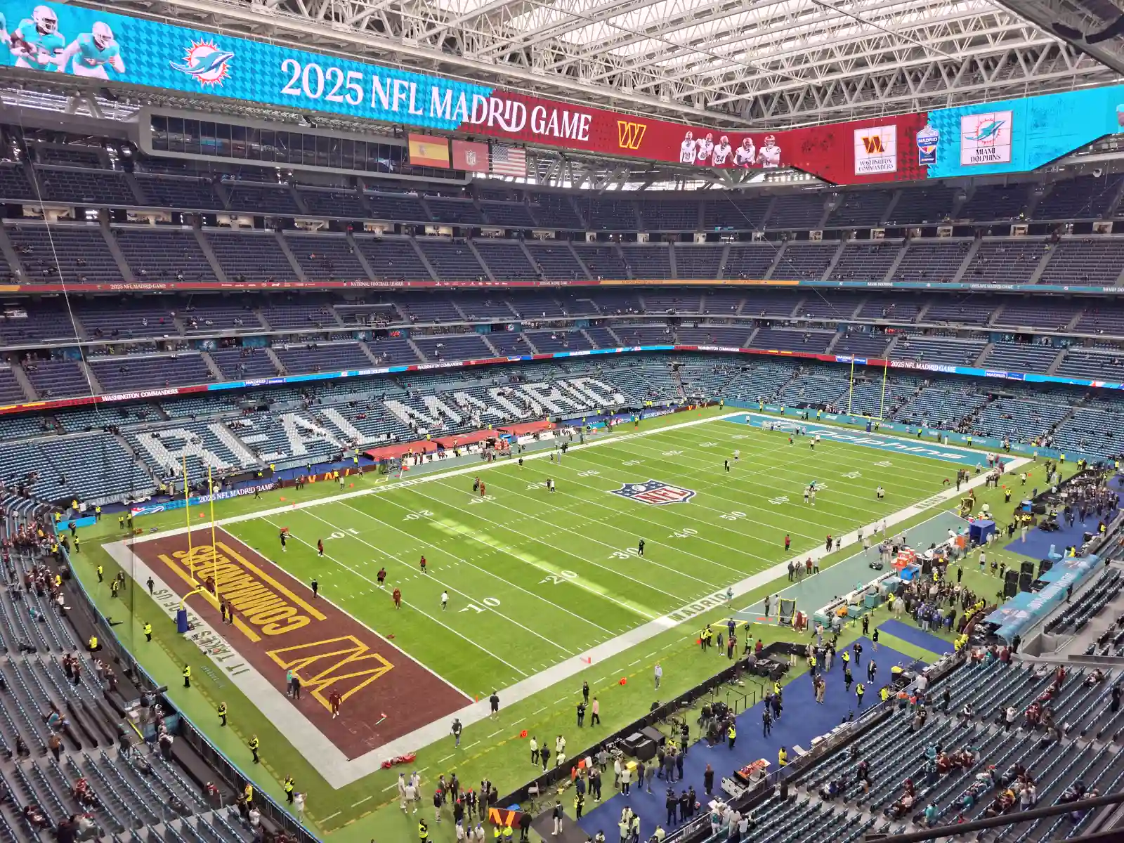 Vista interior del estadio Santiago Bernabéu con la cubierta cerrada y las gradas parcialmente llenas, con el campo preparado para un partido de fútbol americano