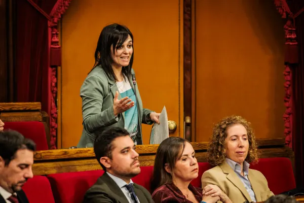 Sílvia Orriols, de pie y con documentos en la mano, interviene desde su escaño en el hemiciclo del Parlament de Catalunya