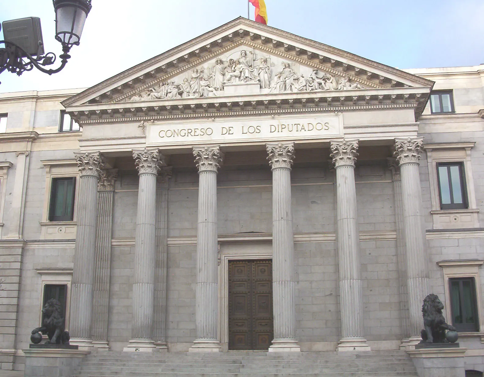 Fachada principal del Congreso de los Diputados: seis columnas corintias, frontón esculpido y los dos leones de bronce a los lados de la escalinata