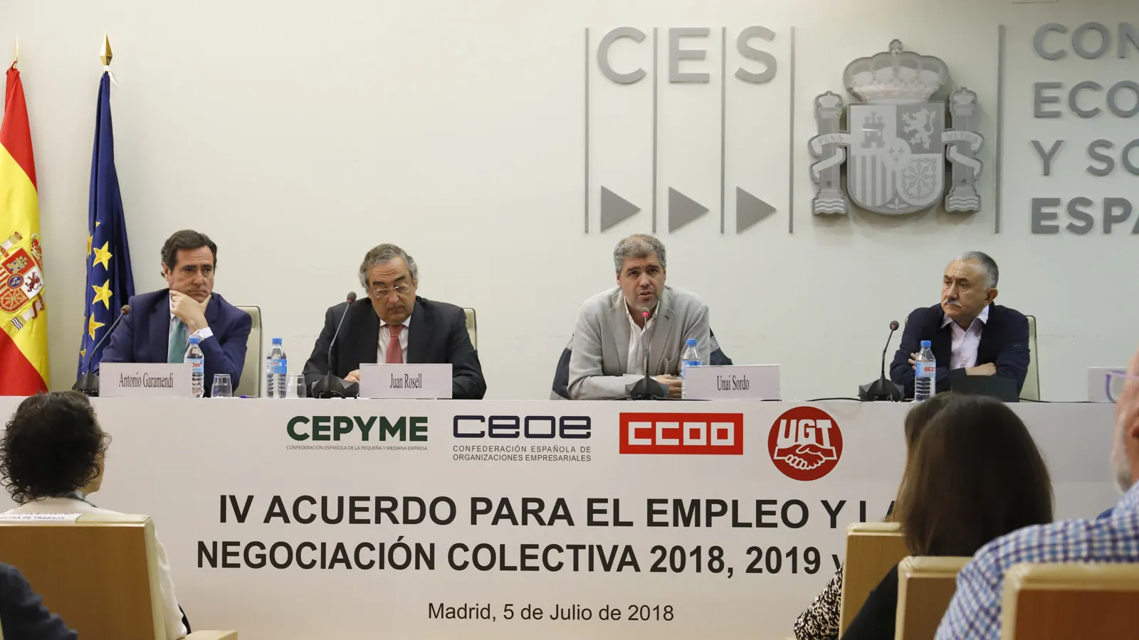 Cuatro dirigentes sentados tras una mesa larga con los logotipos de Cepyme, CEOE, CCOO y UGT, en una sala con las banderas de España y de la Unión Europea y el rótulo del Consejo Económico y Social al fondo.