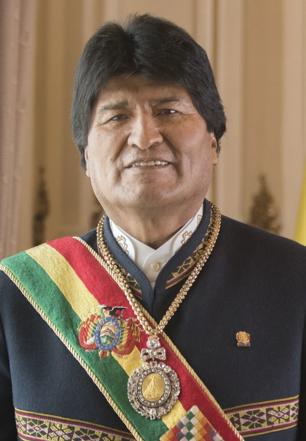 Retrato oficial de Evo Morales con la banda presidencial boliviana y la medalla de mando sobre una chaqueta oscura con bordados andinos