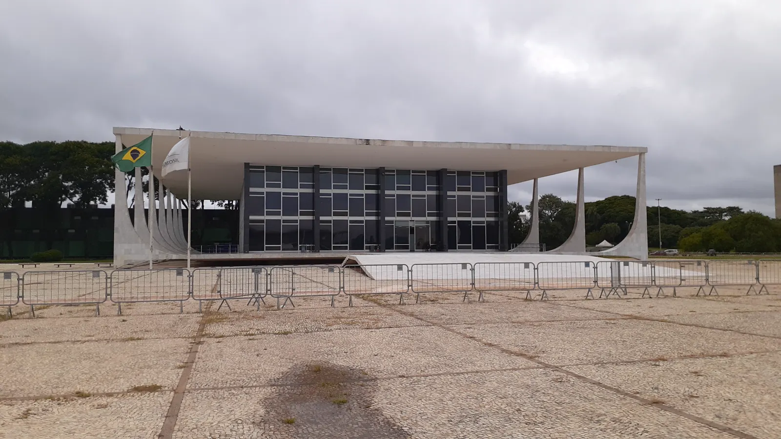 Edificio del Supremo Tribunal Federal de Brasil en Brasilia, con su fachada de columnas blancas y una lámina de agua delante