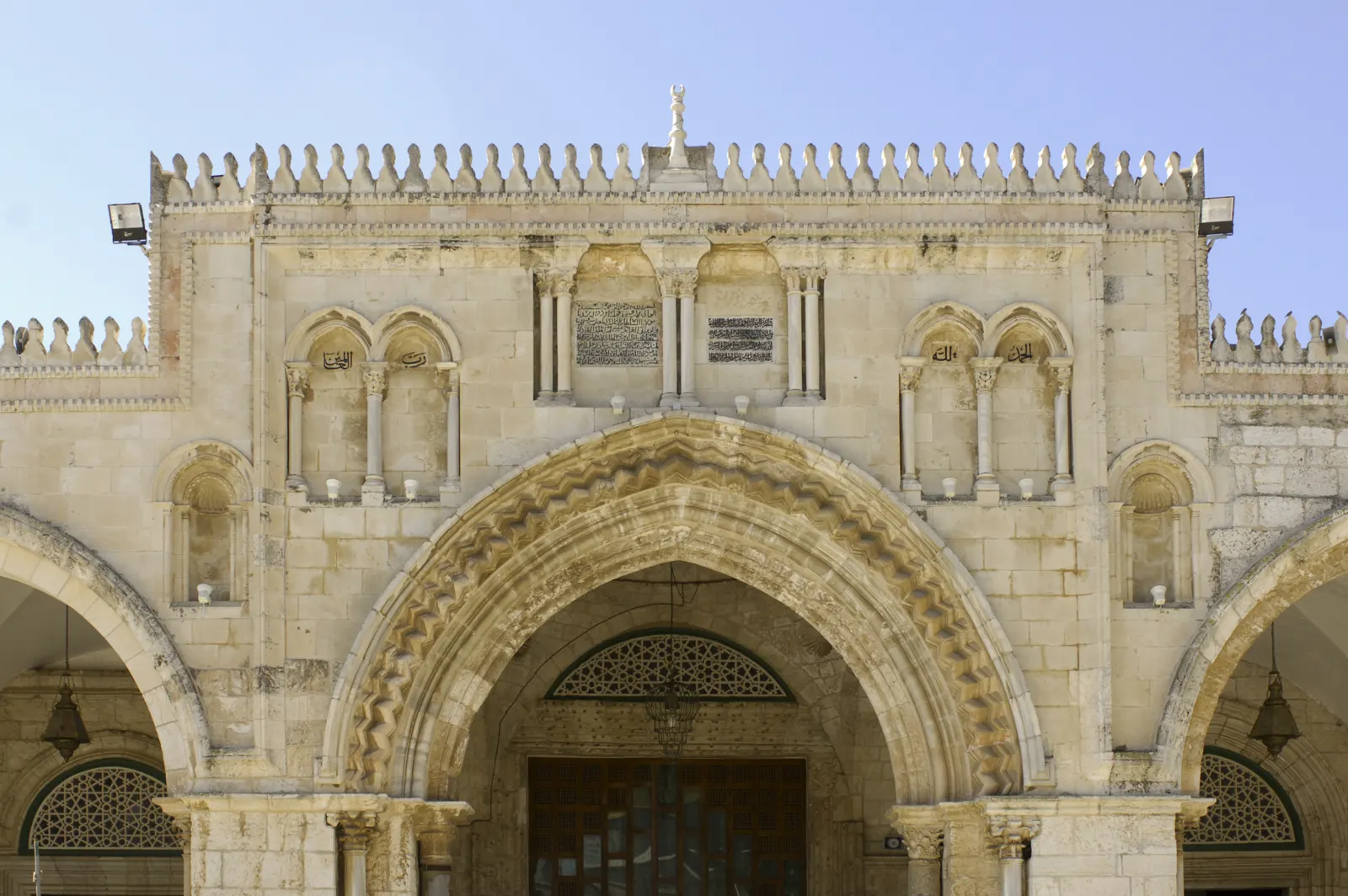 Mezquita de Al Aqsa, con su cúpula plomiza y su fachada de arcos, sobre la explanada empedrada de la Ciudad Vieja de Jerusalén.