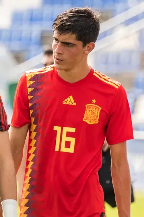 Juanlu Sánchez, con la camiseta roja y el dorsal 16 de la selección española sub-17, camina sobre el césped de un estadio