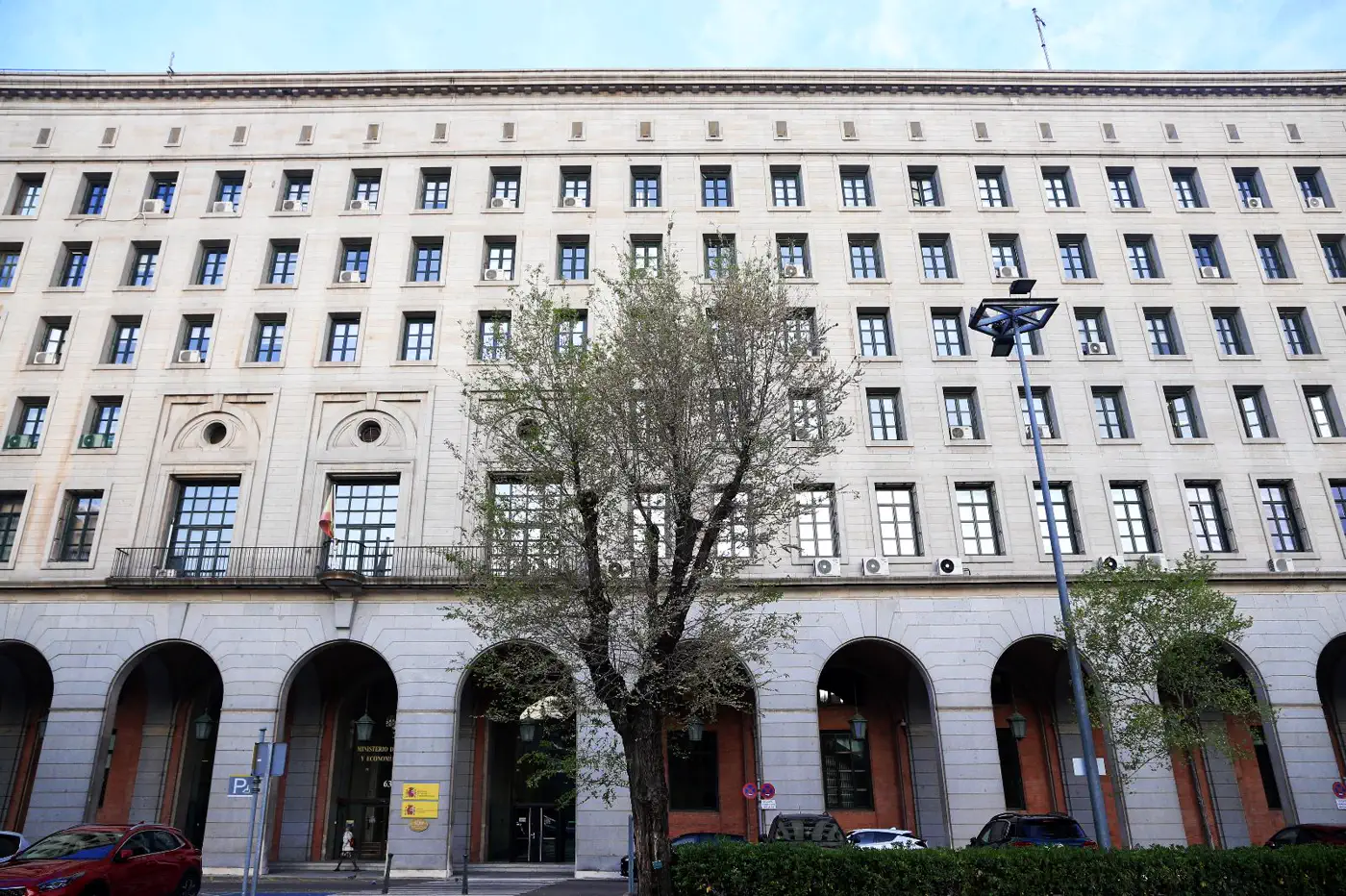 Fachada del edificio del Ministerio de Trabajo y Economía Social en el paseo de la Castellana 63 de Madrid, con la bandera de España en el mástil