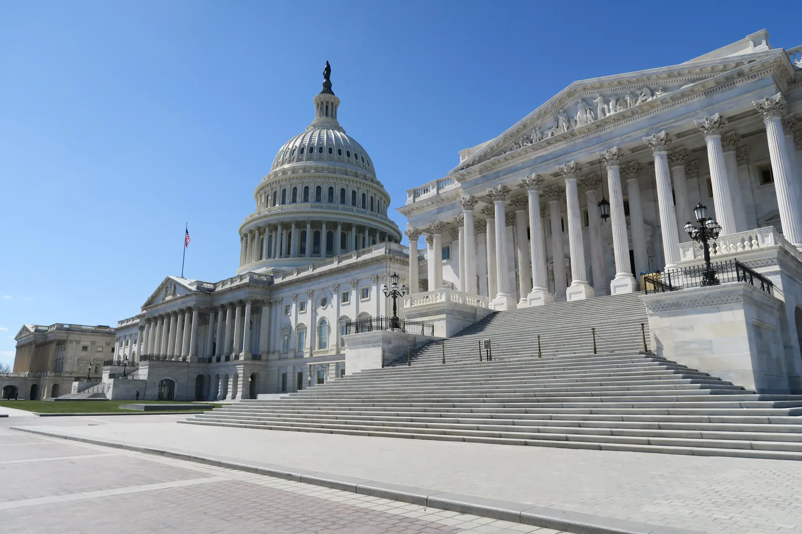 Fachada este del Capitolio de Estados Unidos vista desde el nordeste, con la cúpula al fondo y el ala del Senado a la derecha