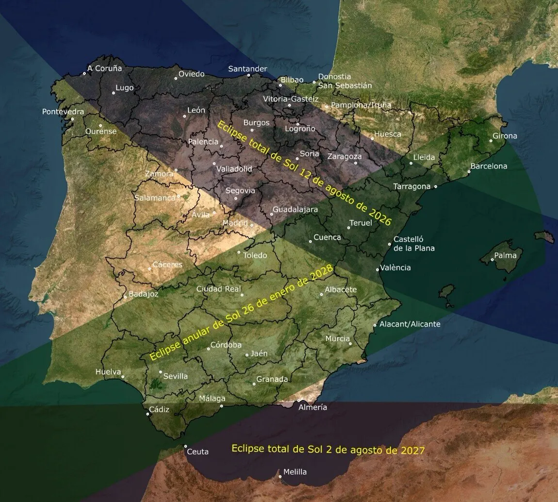 Mapa por satélite de la Península Ibérica y Baleares con los nombres de las capitales de provincia y tres franjas diagonales sombreadas que cruzan el territorio; la rotulada «Eclipse total de Sol 12 de agosto de 2026» va del noroeste, sobre A Coruña, al sureste, sobre Palma, y pasa por Valladolid, Burgos, Logroño, Zaragoza y Tarragona. Otras dos franjas corresponden al eclipse total del 2 de agosto de 2027, sobre el sur, y al anular del 26 de enero de 2028.