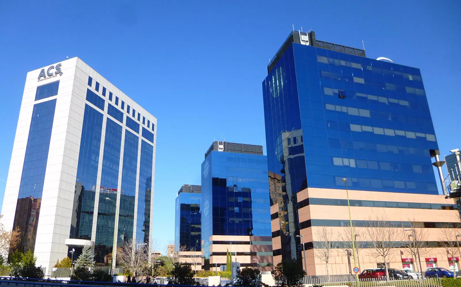 Torres de oficinas acristaladas en Madrid; la de la izquierda es la sede del grupo constructor ACS