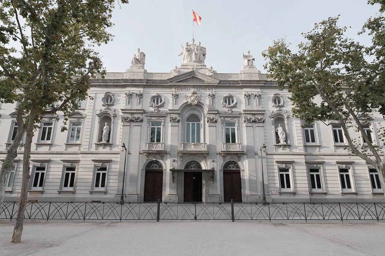 Fachada del edificio del Tribunal Supremo en Madrid, con el rótulo «Tribunal Supremo» bajo el frontón y la bandera de España en lo alto