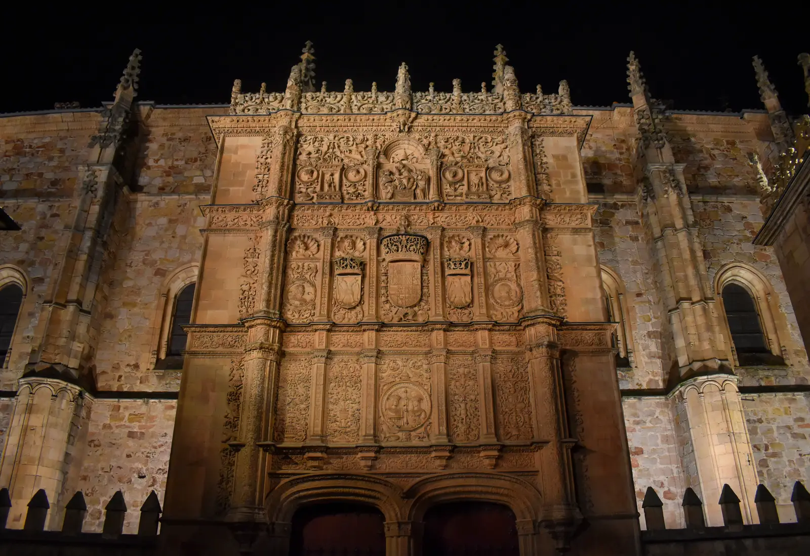 Fachada plateresca de las Escuelas Mayores de la Universidad de Salamanca, iluminada de noche