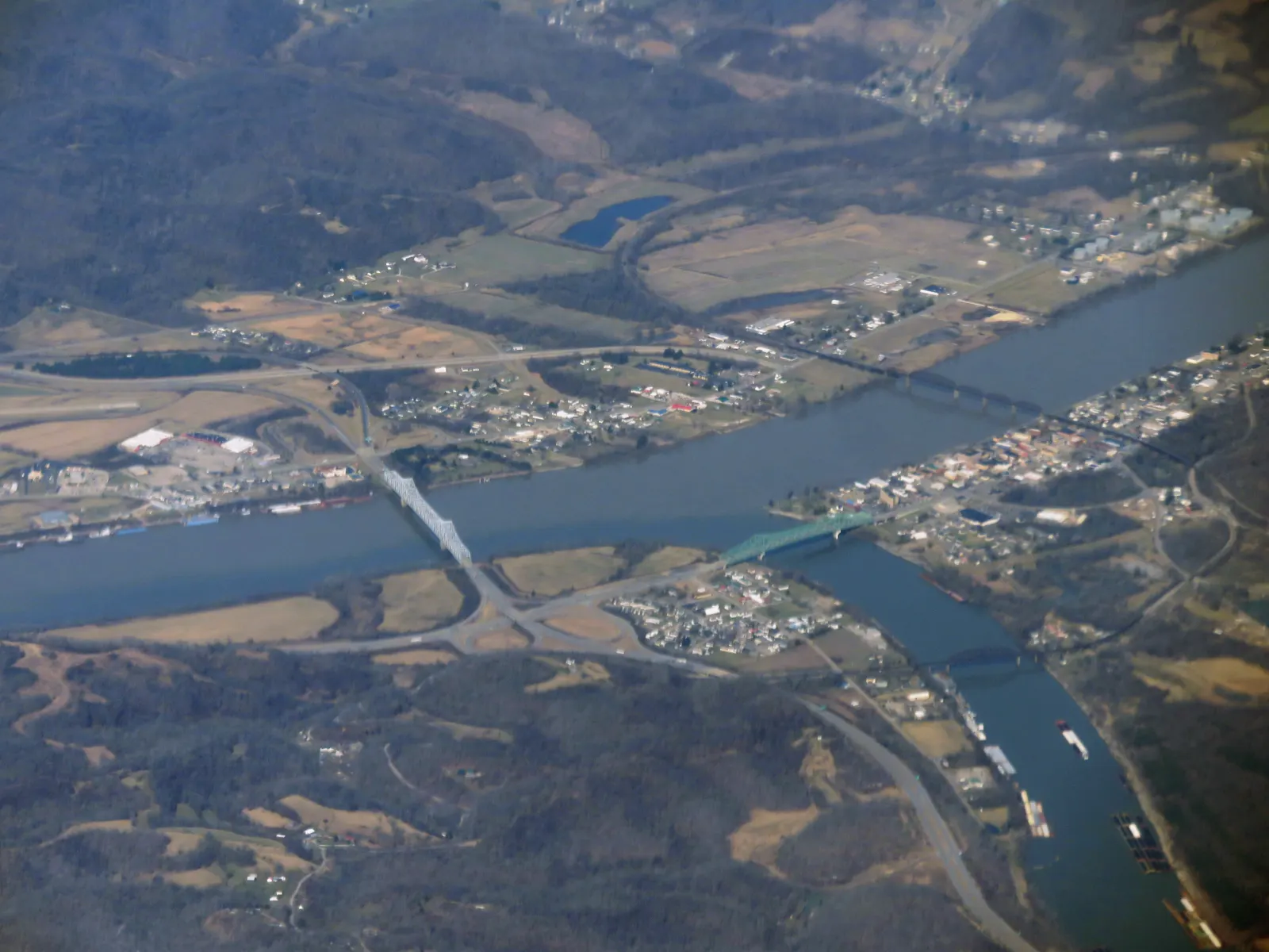 Vista aérea de Point Pleasant (Virginia Occidental), con dos puentes sobre el río Ohio, campos de cultivo y colinas boscosas