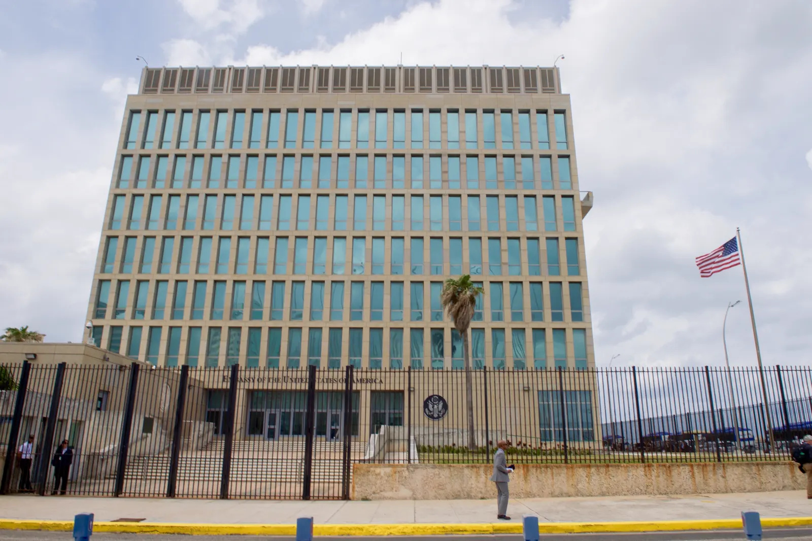 Edificio de la embajada de Estados Unidos en La Habana, con la bandera estadounidense ondeando en un mástil junto a la verja de acceso