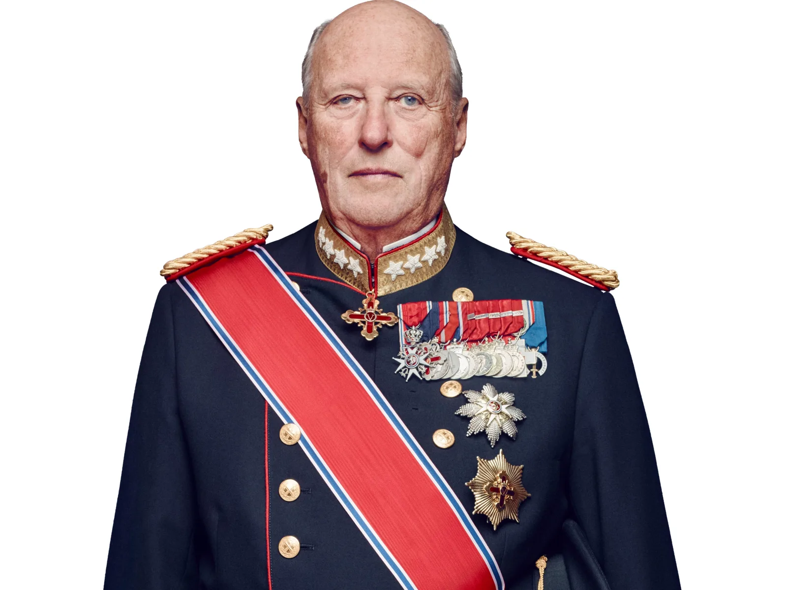 Retrato oficial del rey Harald V de Noruega en uniforme militar de gala azul marino, con banda roja, azul y blanca cruzada al pecho y varias condecoraciones, sobre fondo blanco.