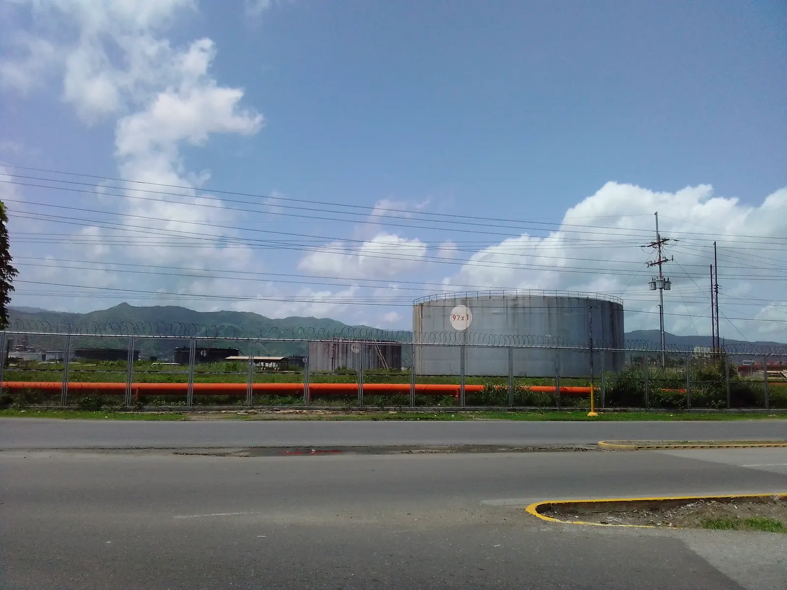 Tanques de almacenamiento de crudo tras una valla en la refinería de Puerto La Cruz, en el estado venezolano de Anzoátegui