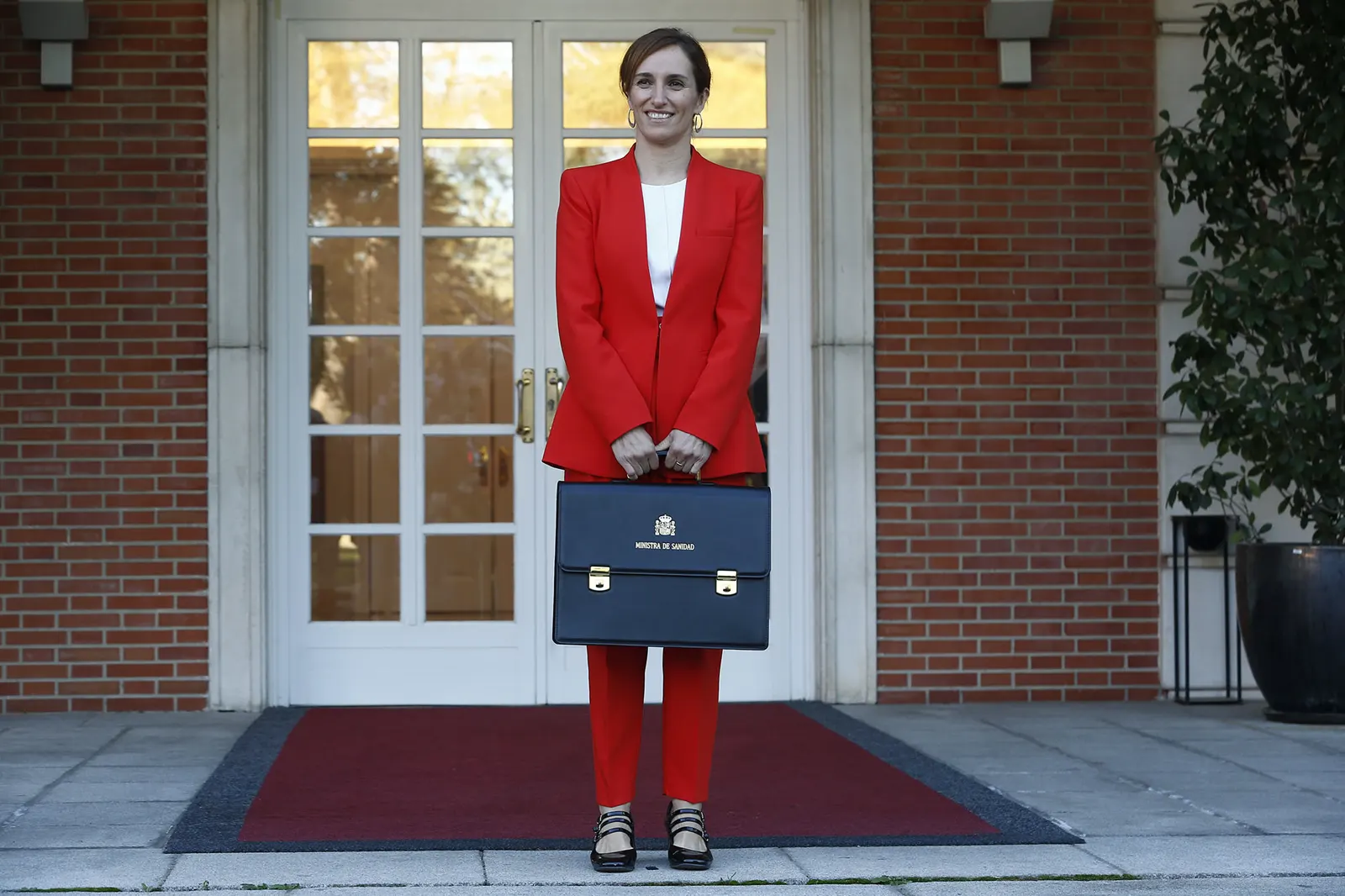 La ministra de Sanidad, Mónica García, con una cartera en la mano, en la escalinata del edificio del Consejo de Ministros
