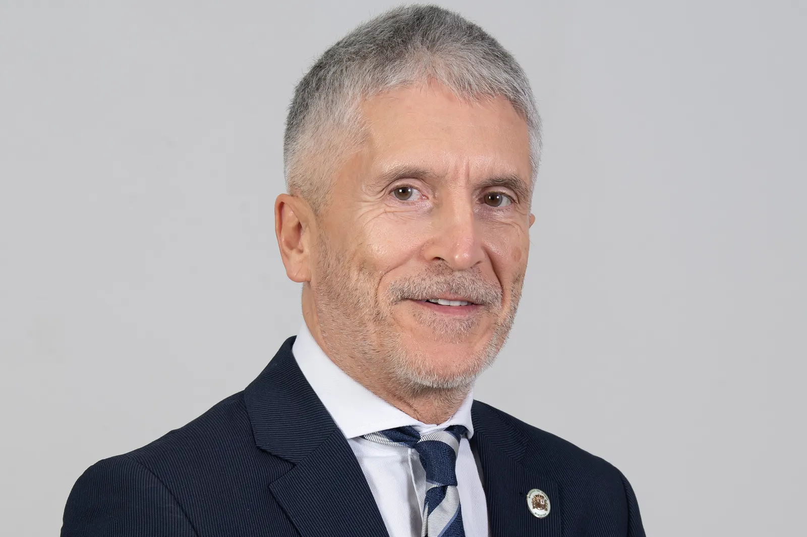 El ministro del Interior, Fernando Grande-Marlaska, de traje oscuro, en un retrato oficial