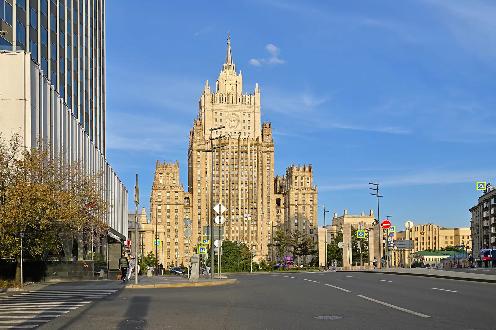 Edificio del Ministerio de Exteriores de Rusia en Moscú, un rascacielos estalinista de piedra clara con torre central rematada en aguja, visto desde la calle Smolénskaya un día despejado.
