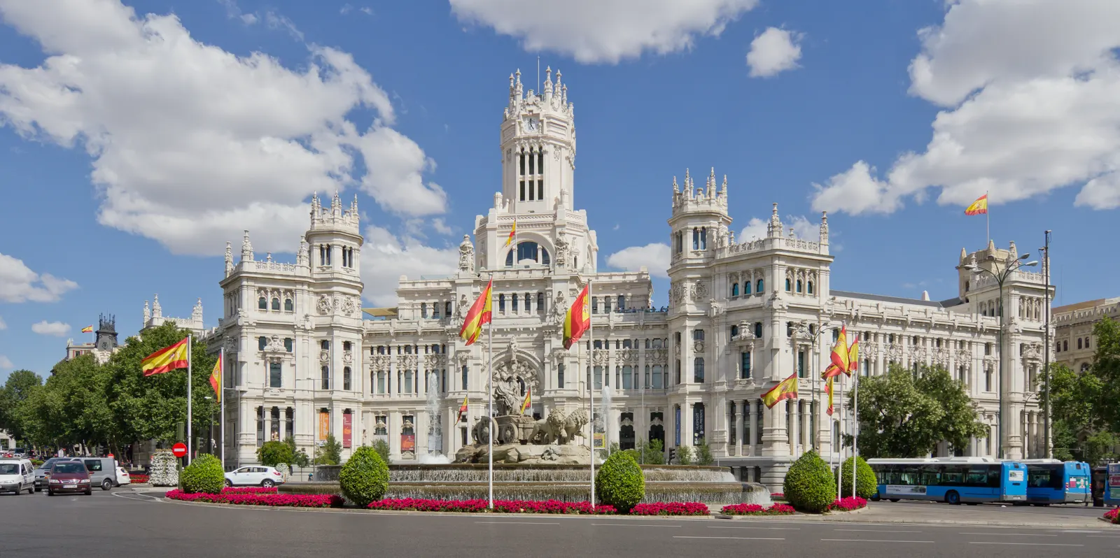Fachada del Palacio de Cibeles, sede del Ayuntamiento de Madrid, vista desde la plaza de Cibeles en un día despejado.