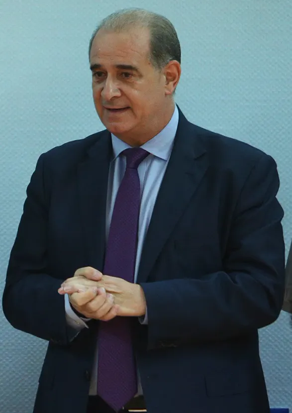 Retrato de Francisco Pardo Piqueras, director general de la Policía, con traje oscuro y corbata granate, las manos entrelazadas