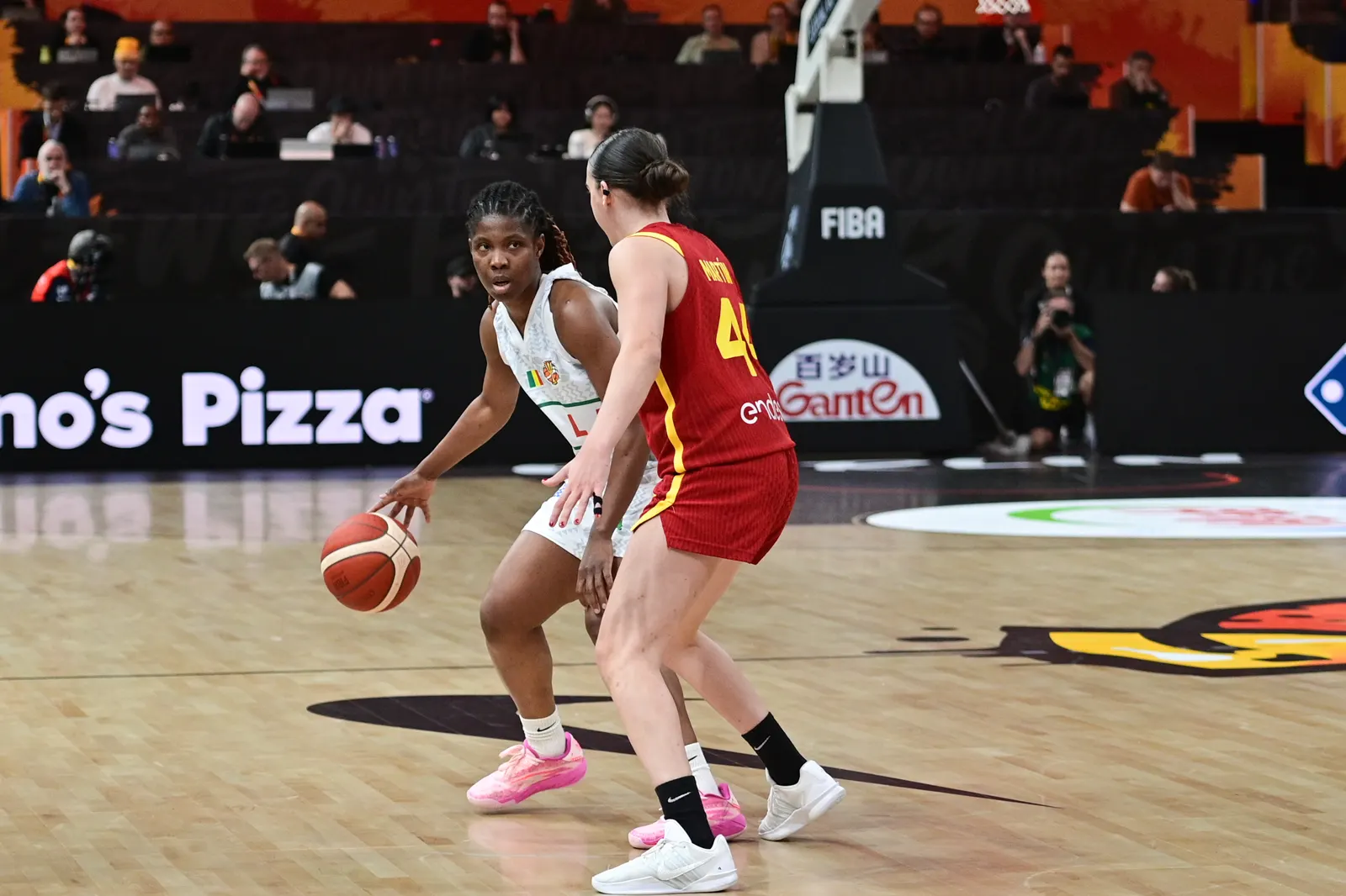 Iyana Martín, con la camiseta roja de España y el dorsal 44, defiende a una jugadora de Malí que bota el balón en una cancha de baloncesto