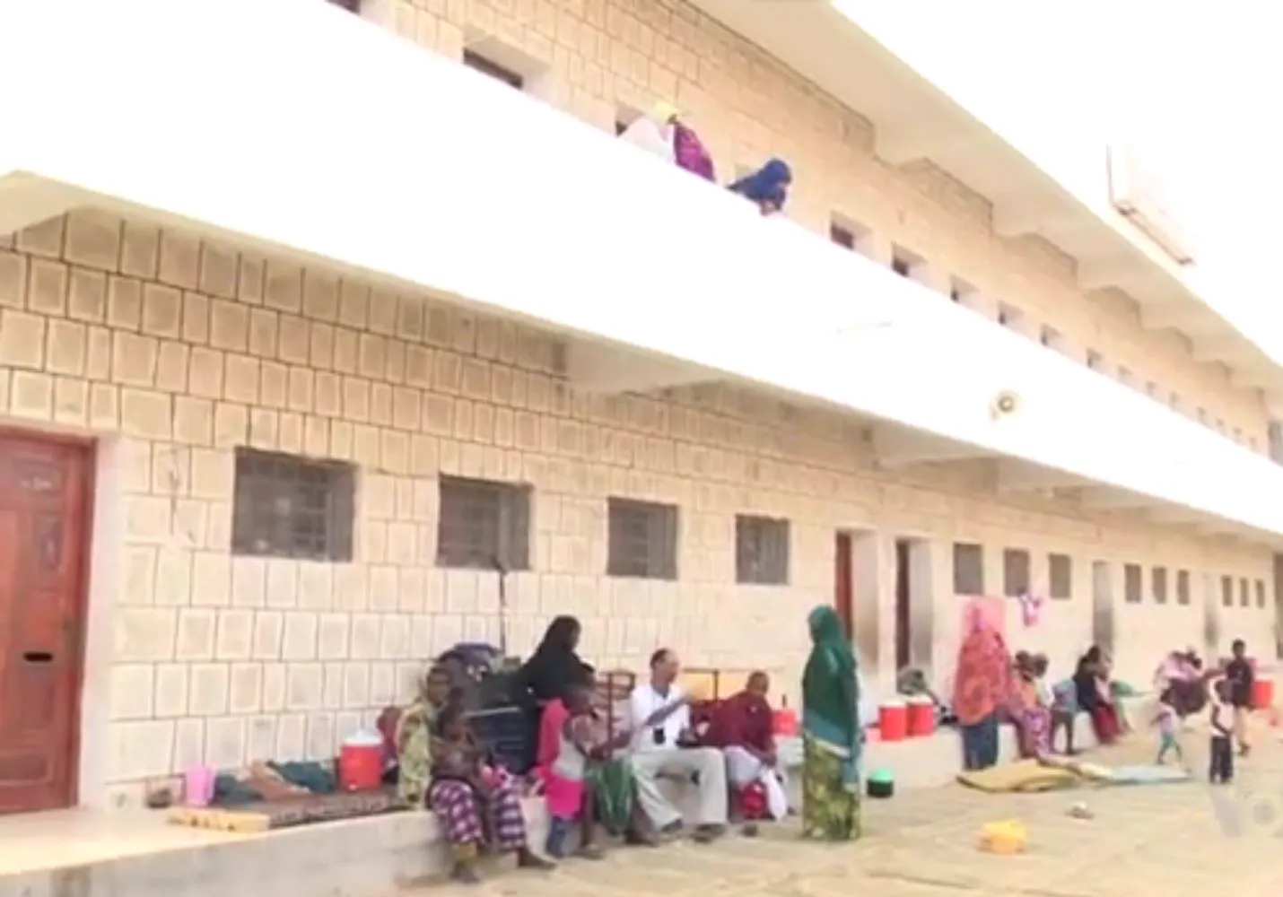 Familias desplazadas descansan en el patio de un edificio abandonado convertido en refugio en Yemen