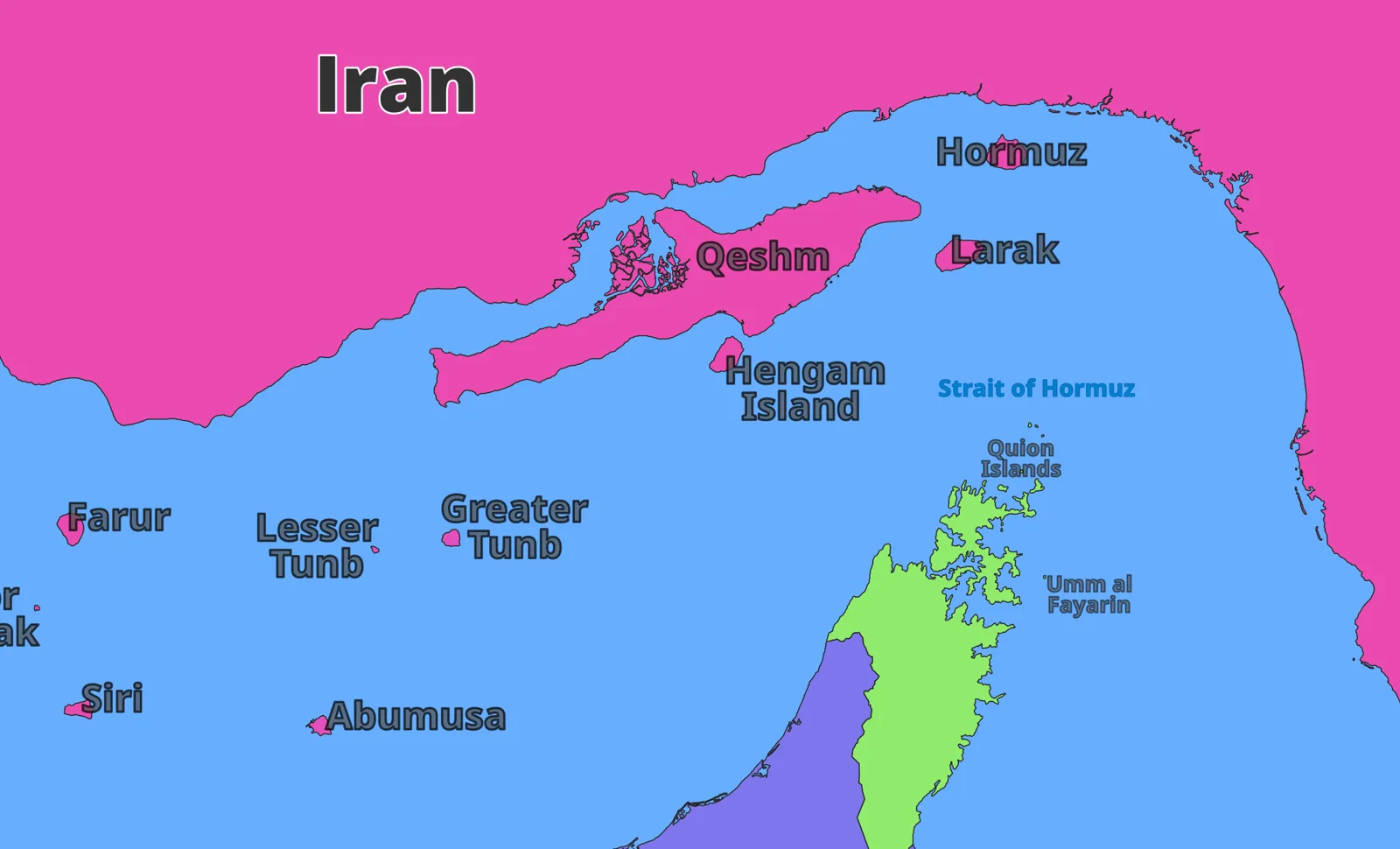 Mapa de la boca del golfo Pérsico con la costa de Irán en rosa y las de Omán y Emiratos en verde y morado; en el centro, la isla alargada de Qeshm y, al sur de ella, la isla de Hengam, con Larak y Hormuz a la derecha y la etiqueta «Strait of Hormuz» sobre el canal.