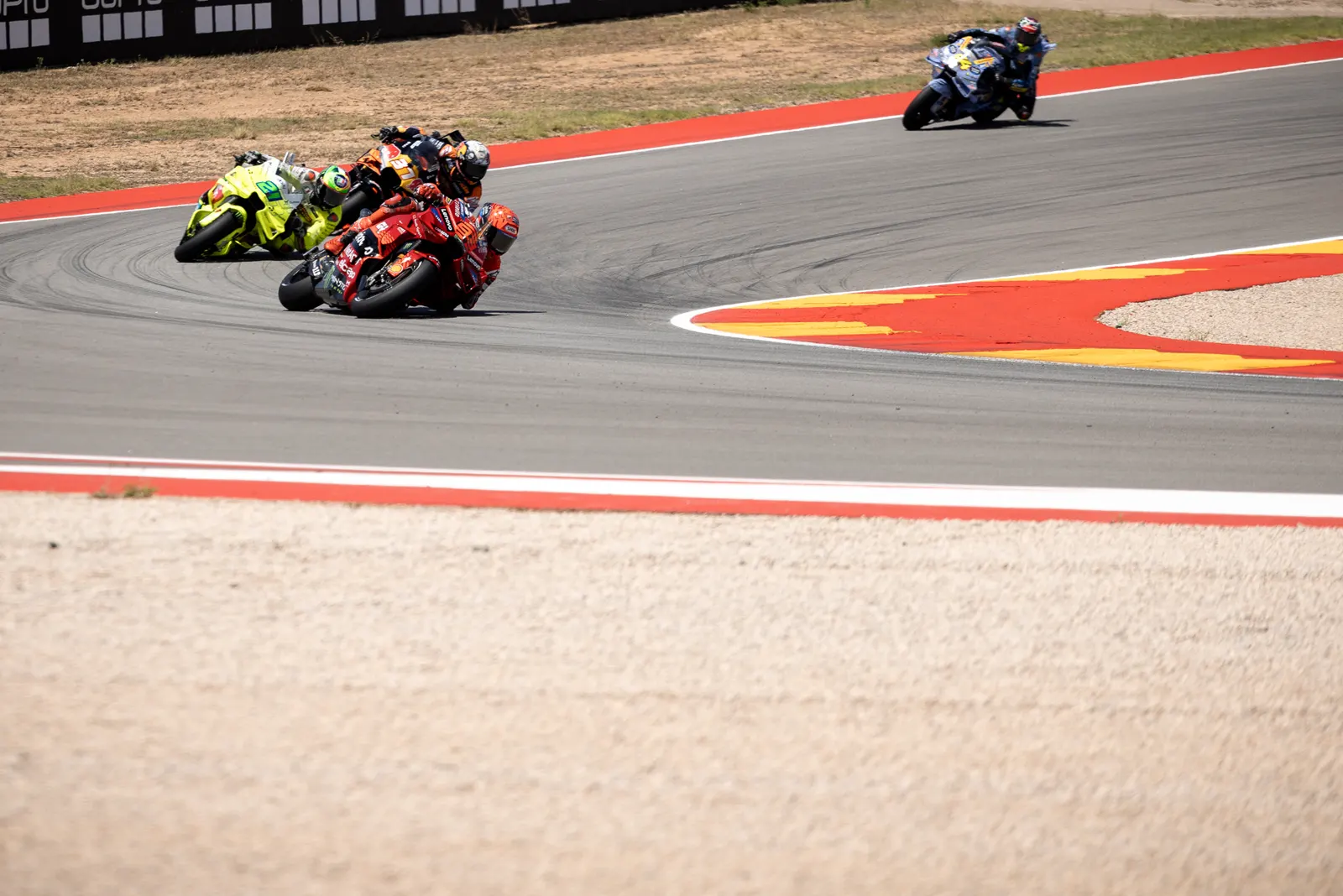 Marc Márquez, con el dorsal 93, rueda en cabeza de un grupo de motos de MotoGP en un circuito